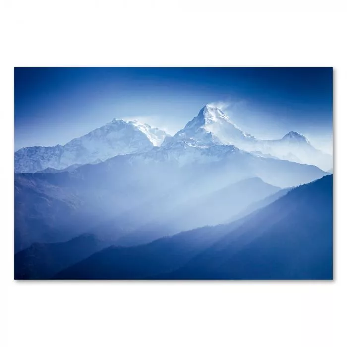 Die schneebedeckten Gipfel des Himalaya Gebirges ragen majestätisch in den blauen Himmel.